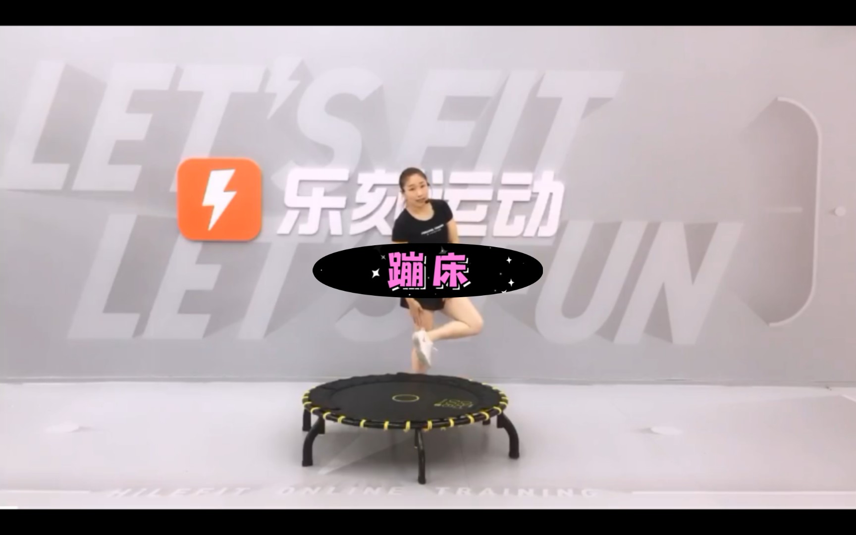 从“丑衣服”到时尚Icon：刘恋的内娱变形记(图1)